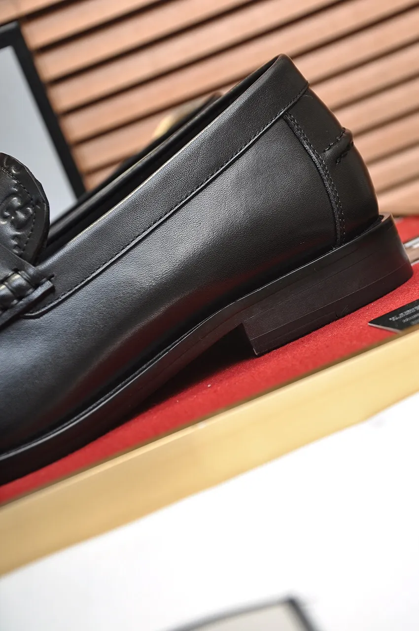 Men's shoes💰560💶Italy's top luxury men's shoe giant (GUCCI) (Gucci) (full cowhide lining) new arrival🍃Original European style🔰 Pleasant to the eye😍In order to make the shoes more durable and non-deformable🌀The production continues to follow traditional methods but there is still no lack of innovation💪Choose original sheepskin for the leather♻️ Smooth and natural And extra bright ⭐Made of imported cowhide, the first choice of rich people 38-45 (45 customized)